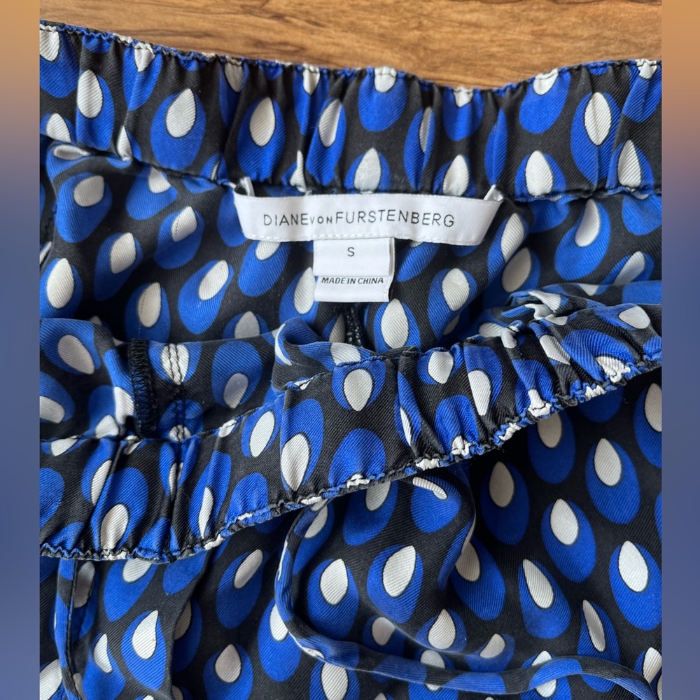 DVF Diane Von Furstenberg Blue Patterned Shorts- S - 100% Silk